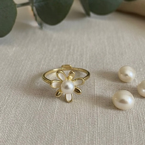 Pearl Daisy Ring